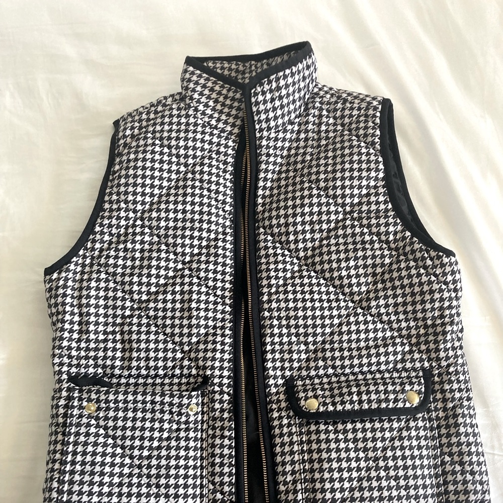 JCREW small insulated black and white vest with pockets